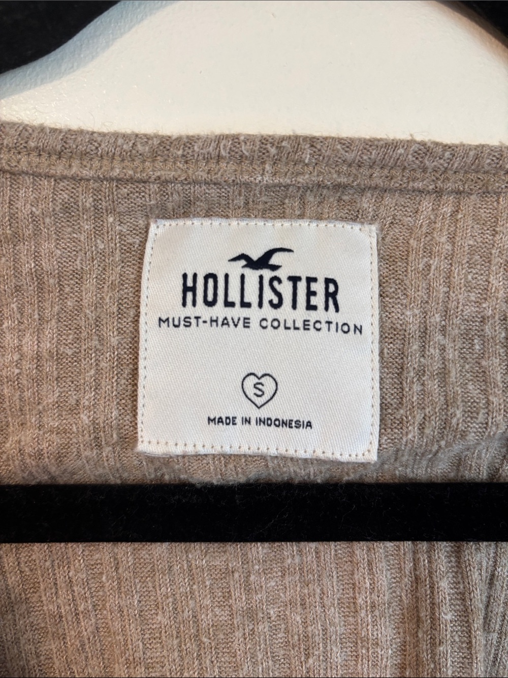 Hollister — Beige Ribbed Henley Long-Sleeve Top - Picture 3 of 4